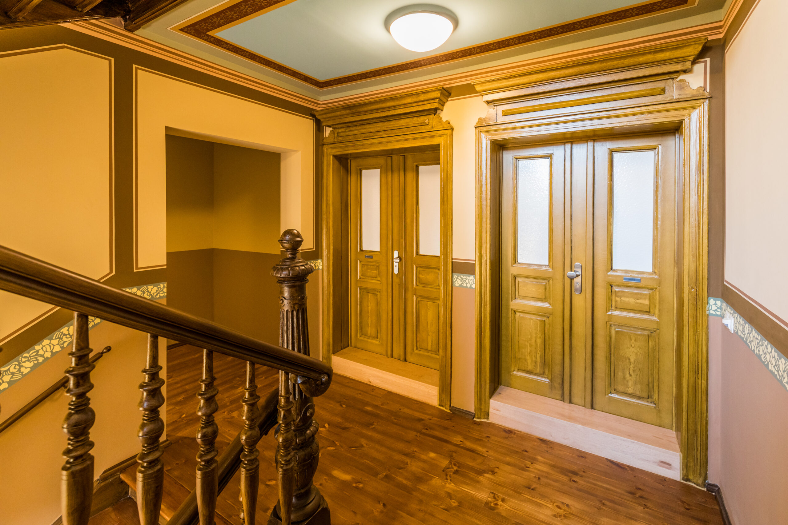 Experten revitalisieren den Glanz vergangener Tage in opulenten Treppenhäusern und kombinieren diesen mit zeitgenössischen Inneneinrichtungen.