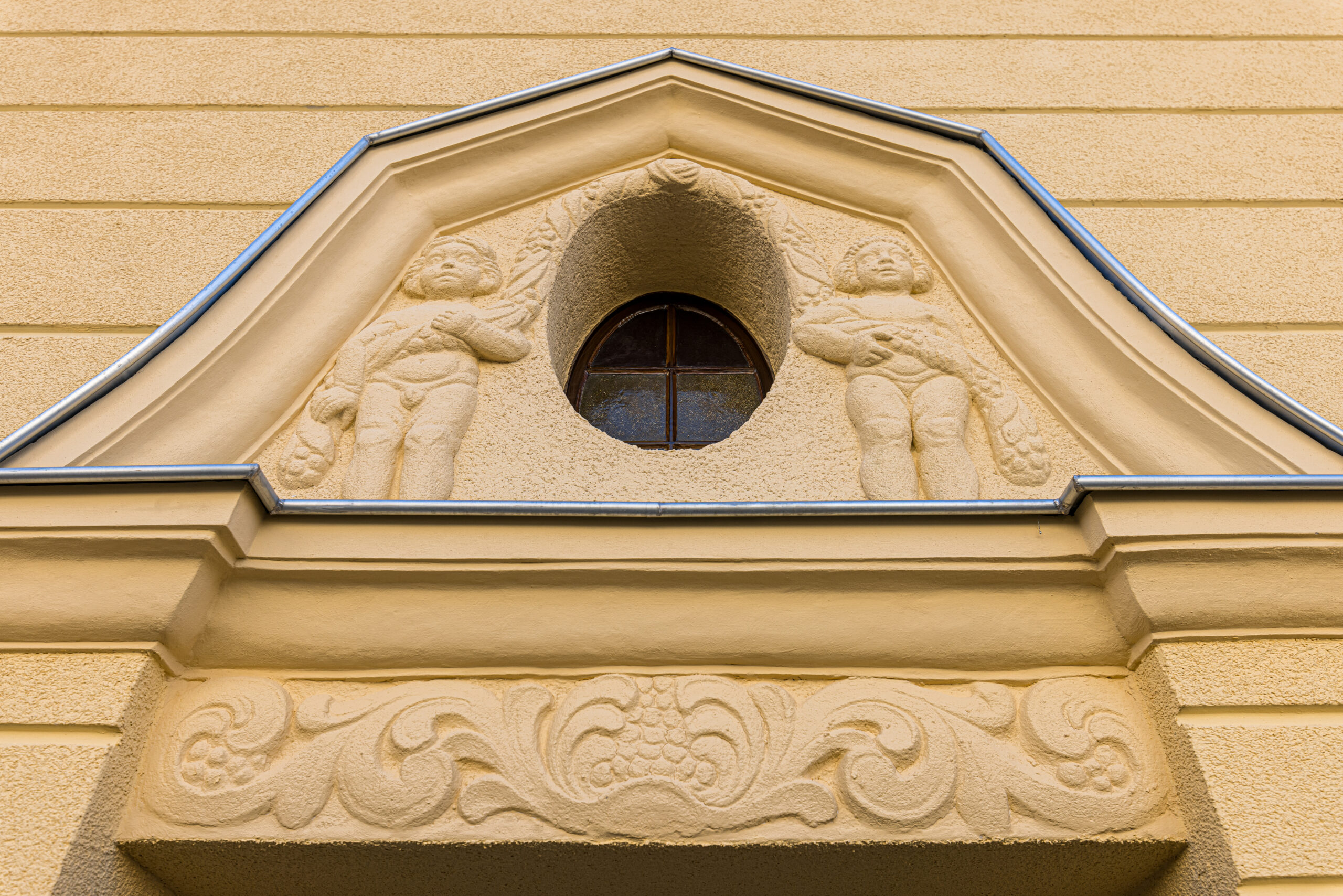 Detailgetreu: Die perfekt sanierte Außenfassade der Denkmalimmobilie in der Kieler Straße 39a in Leipzig.